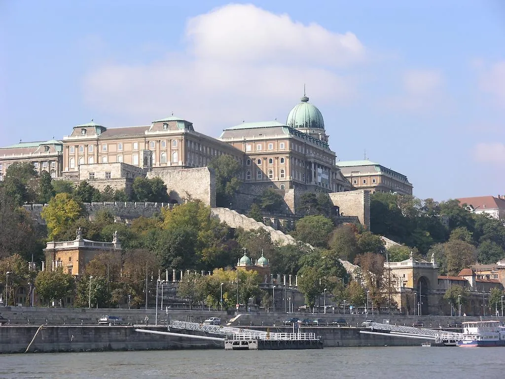 Attila Hotel Budapeste